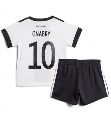 Tyskland Serge Gnabry #10 babykläder Hemmatröja barn VM 2022 Korta ärmar (+ Korta byxor)